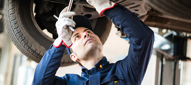 Auto werkstatt mitarbeiter repariert auto